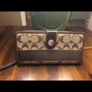 Like-New Signature Coach Large Brown Wallet